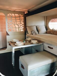 lit et table de rangement en bois blanc
