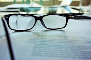 lunettes à monture noire sur papier d'impression blanc