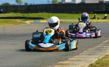 deux pilotes de karting sur une piste de course