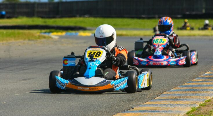 deux pilotes de karting sur une piste de course
