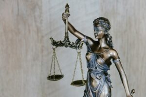 statue d'une femme tenant une épée pendant la journée