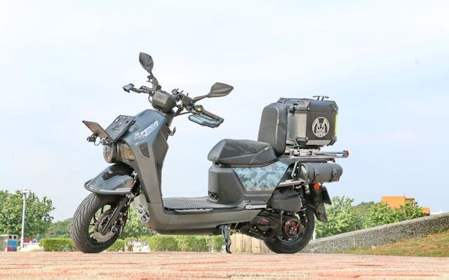 Tout savoir sur la moto électrique : avantages, autonomie, modèles et prix. Découvrez pourquoi elle séduit de plus en plus de motards en 2025.