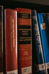 Des livres sur le droit et les droits de l’homme sont sur une étagère.