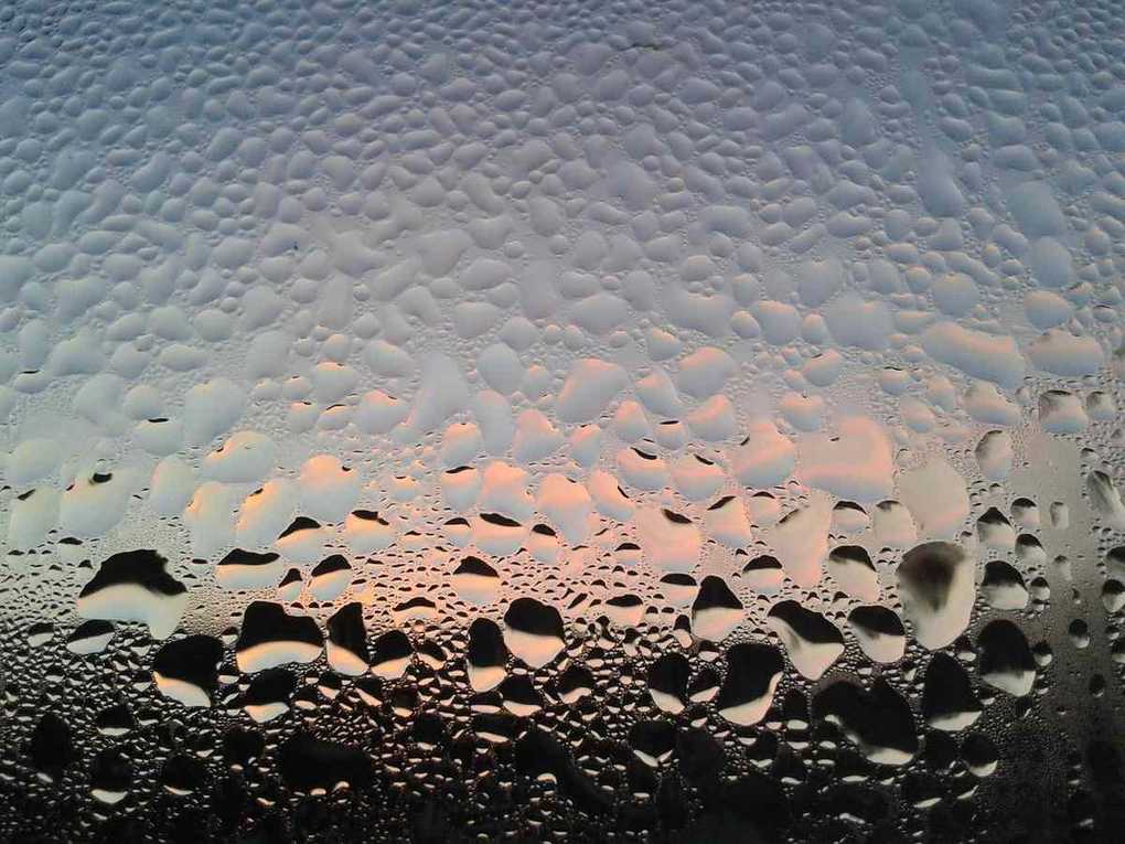 Fenêtre de salle de bain couverte de buée par condensation