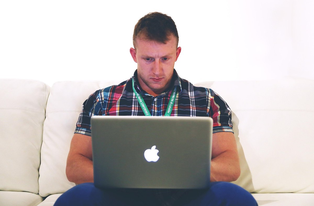 Personne tapant sur un ordinateur portable à son bureau Personne tapant sur un ordinateur portable à son bureau