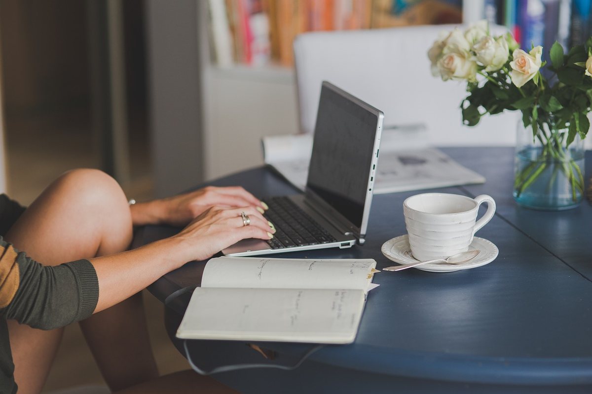 femme travaillant sur un ordinateur portable