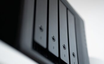 Un boîtier noir avec quatre disques durs visibles