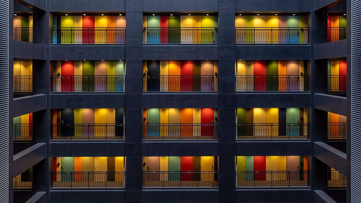 Balcons d'un immeuble résidentiel illuminés de couleurs vives