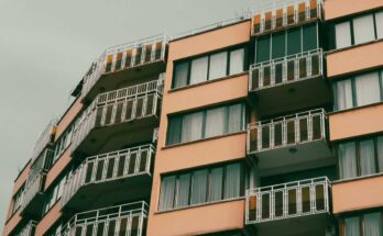 Immeuble d'appartements aux balcons en fer forgé sous ciel gris