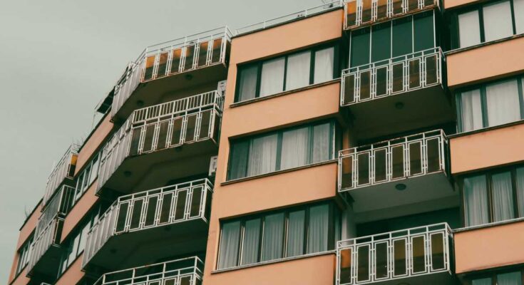 Immeuble d'appartements aux balcons en fer forgé sous ciel gris
